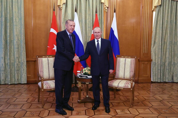 Σε εγκάρδιο κλίμα η συνάντηση Πούτιν – Ερντογάν στο Σότσι – Τι συζήτησαν 