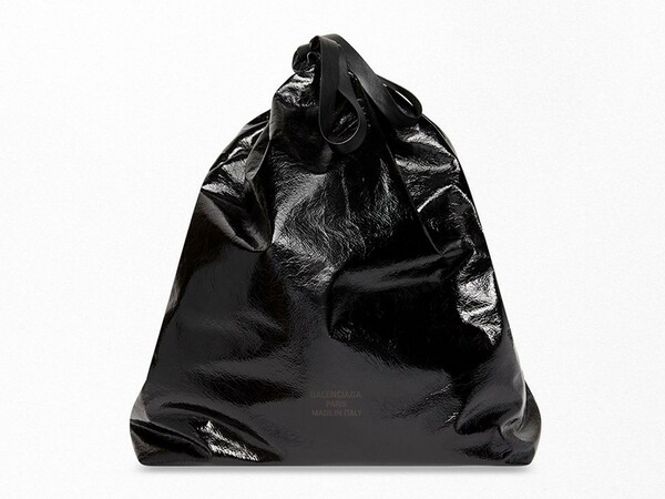 Ο οίκος Balenciaga πουλά την «πιο ακριβή σακούλα σκουπιδιών στον κόσμο» για 1.750 ευρώ 