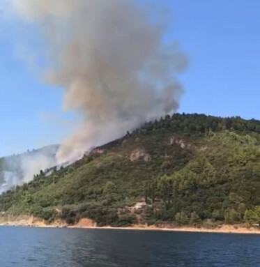Μαίνεται η φωτιά στο Άγιο Όρος - Ενισχύονται οι πυροσβεστικές δυνάμεις