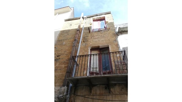 US couple transforms abandoned Italian house into dream home with an elevator