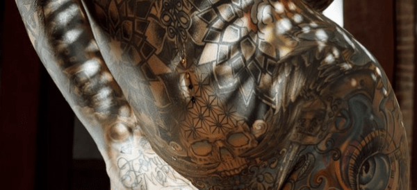 «Έκανα τα περισσότερα και πιο επίπονα τατουάζ στο αιδοίο μου»: Σούπερ σταρ του Only Fans κάλυψε όλο το σώμα της με μελάνι