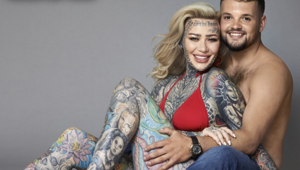 «Έκανα τα περισσότερα και πιο επίπονα τατουάζ στο αιδοίο μου»: Σούπερ σταρ του Only Fans κάλυψε όλο το σώμα της με μελάνι