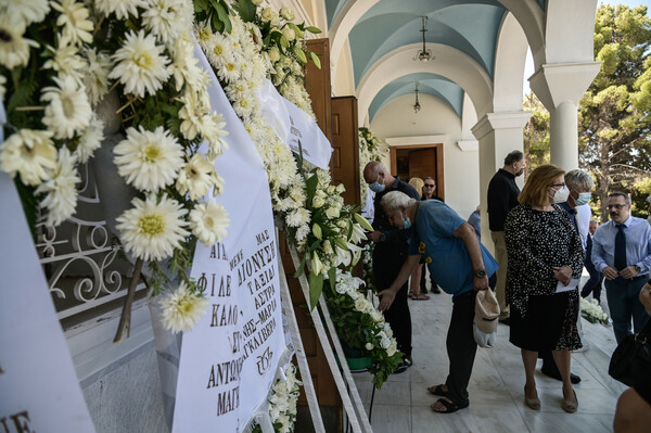 Το τελευταίο «αντίο» στον Διονύση Σιμόπουλο - Συγκίνηση στην κηδεία
