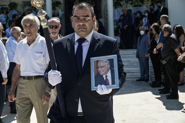 Το τελευταίο «αντίο» στον Διονύση Σιμόπουλο - Συγκίνηση στην κηδεία