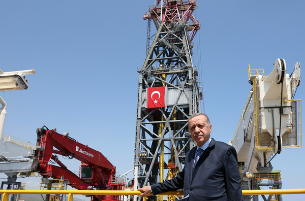 Εικόνες από την επικοινωνιακή φιέστα του Ερντογάν με το νέο πλοίο-γεωτρύπανο