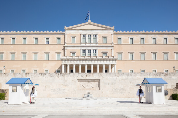 Στα άκρα η πολιτική κόντρα για τις παρακολουθήσεις - Ανοίγει στις 22 Αυγούστου η Βουλή