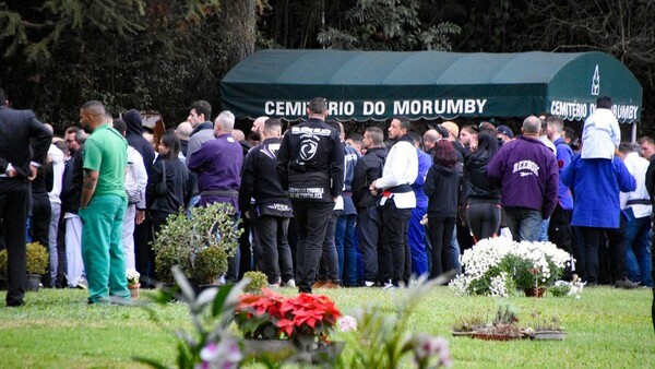 Λεάντρο Λο: Δάκρυα και οργή για τον θρύλο του παγκόσμιου ζίου ζίτσου - Με τη στολή εμφανίστηκαν στην κηδεία οι φίλοι του