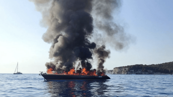 Φωτιά σε ιστιοφόρο ανοικτά των Παξών