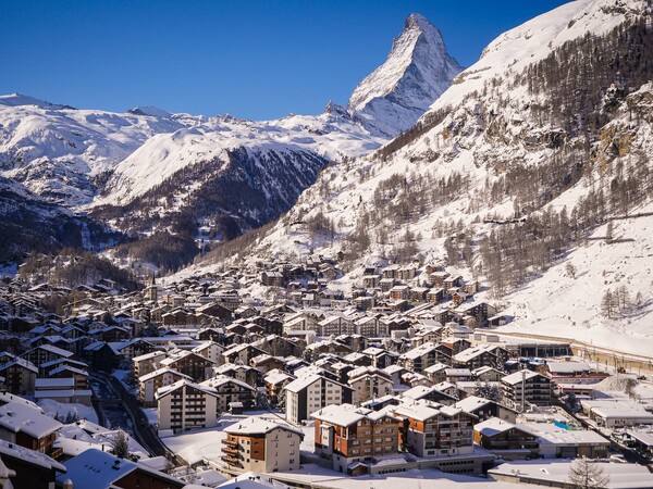 Ελβετία: Το λιώσιμο των πάγων αποκάλυψε σκελετούς και το κουφάρι ενός αεροπλάνου στις Άλπεις