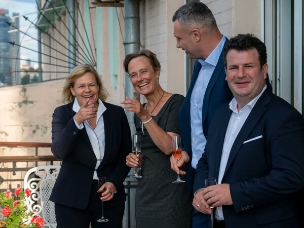 Αντιδράσεις για τη φωτογραφία Γερμανών υπουργών από το Κιέβο - Χαλαροί, χαμογελαστοί με ένα ποτό στο χέρι