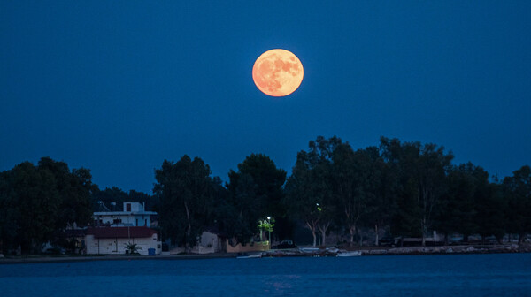 Αυγουστιάτικη πανσεληνος: Εντυπωσιακές εικόνες από το ολόγιομο φεγγάρι