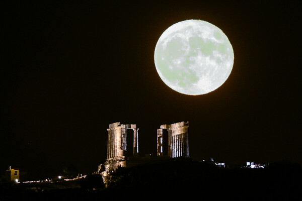 Αυγουστιάτικη πανσεληνος: Εντυπωσιακές εικόνες από το ολόγιομο φεγγάρι