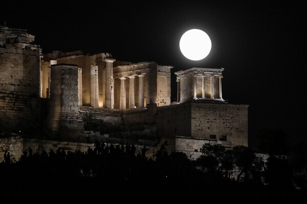 Αυγουστιάτικη πανσεληνος: Εντυπωσιακές εικόνες από το ολόγιομο φεγγάρι