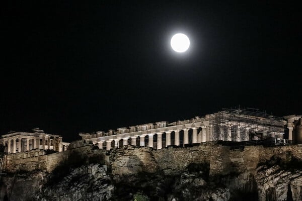 Αυγουστιάτικη πανσεληνος: Εντυπωσιακές εικόνες από το ολόγιομο φεγγάρι