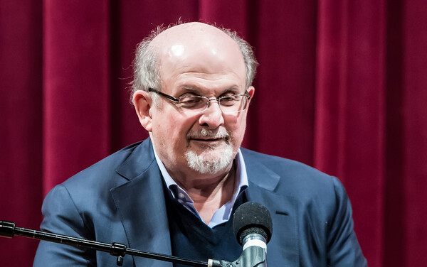 Salman Rushdie: Άγνωστη η κατάσταση της υγείας του μετά την επίθεση με μαχαίρι στη Νέα Υόρκη