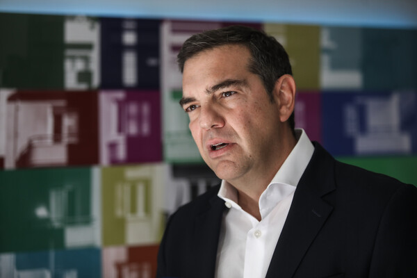 Ο Αλέξης Τσίπρας με μαύρο σακάκι