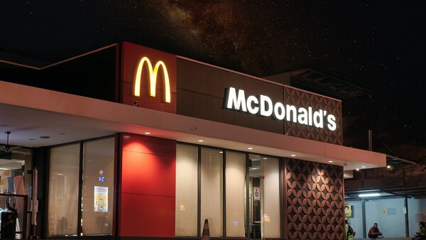 Ανοίγουν ξανά τα McDonald's στην Ουκρανία