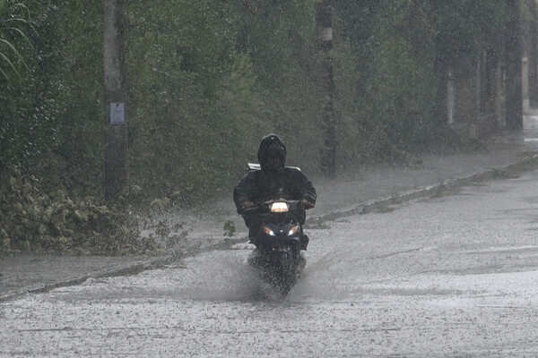Οι Αθηναίοι άνοιξαν ομπρέλες παραμονές Δεκαπενταύγουστου - Εικόνες από το αυγουστιάτικο μπουρίνι