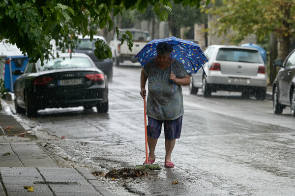 Οι Αθηναίοι έβγαλαν ομπρέλα παραμονές Δεκαπενταύγουστου - Εικόνες από το αυγουστιάτικο μπουρίνι