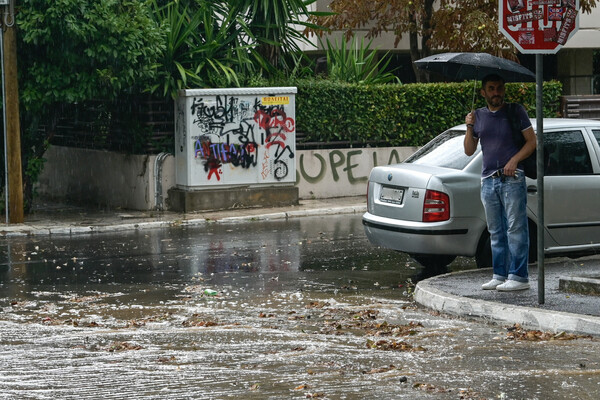 Εικόνες από το ισχυρό μπουρίνι στην Αθήνα