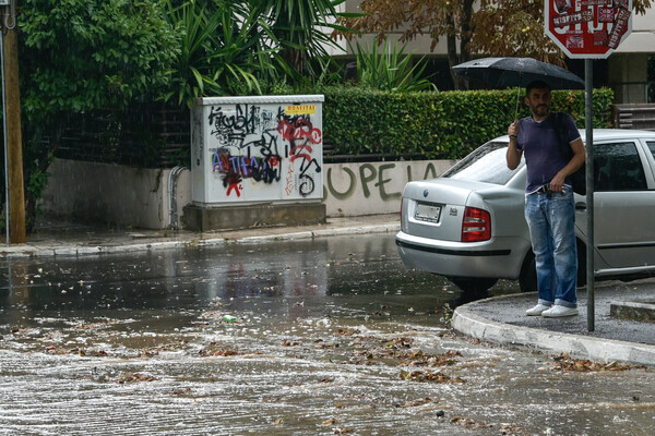 Εικόνες από το ισχυρό μπουρίνι στην Αθήνα 