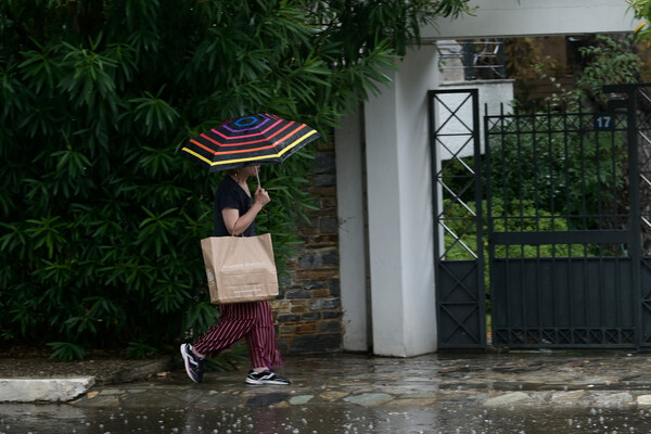 Εικόνες από το ισχυρό μπουρίνι στην Αθήνα 