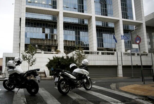 Συναγερμός στο Εφετείο Αθηνών - Άνδρας εισέβαλε με το αυτοκίνητό του και απείλησε ότι έχει εκρηκτικά