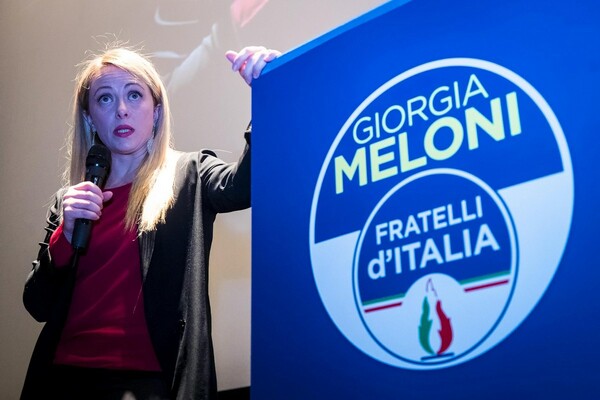 Ιταλία: Η Τζόρτζια Μελόνι αρνείται να βγάλει τη νεοφασιστική φλόγα στο σύμβολο του κόμματός της