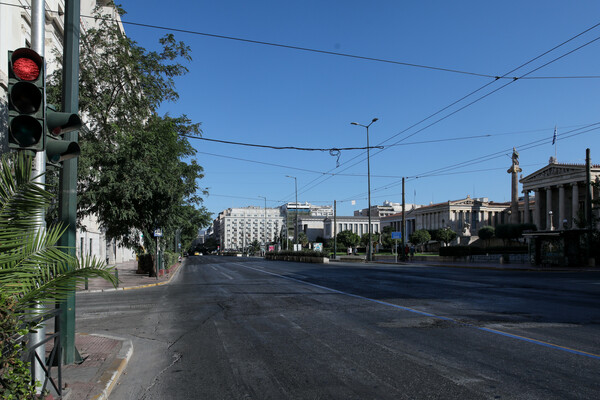 Δεκαπενταύγουστος στην άδεια Αθήνα: Έρημη πόλη θυμίζουν δρόμοι και πλατείες