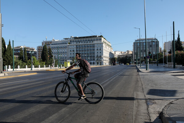 Δεκαπενταύγουστος στην άδεια Αθήνα: Έρημη πόλη θυμίζουν δρόμοι και πλατείες