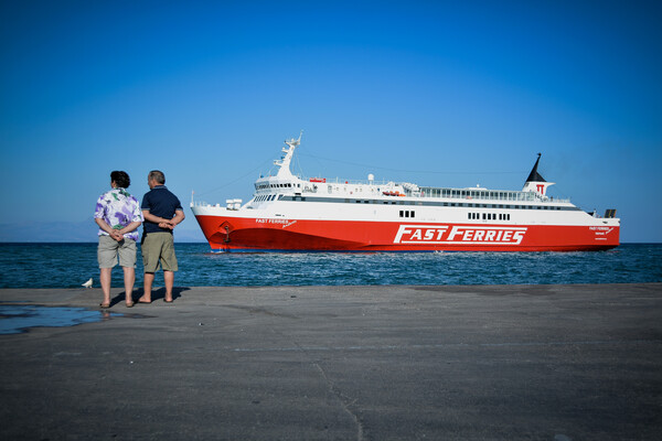 Μηχανική βλάβη στο Fast Ferries Andros - Επιστρέφει στη Ραφήνα με 496 επιβαίνοντες