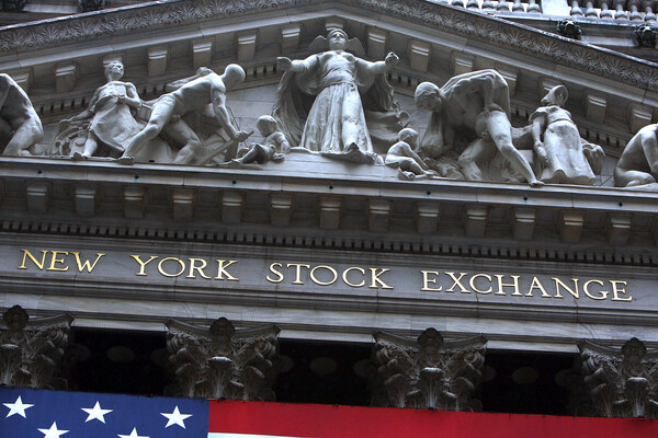 H Wall Street επενδύει εξίσου στην πράσινη ενέργεια και τα ορυκτά καύσιμα