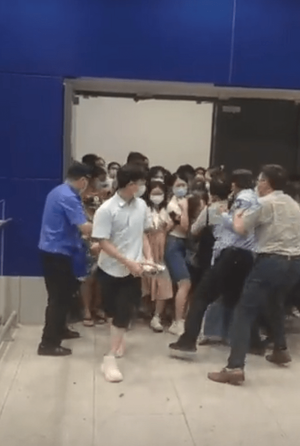 Σκηνές πανικού σε Ikea στη Σαγκάη – Έτρεχαν να «δραπετεύσουν» μετά την ανακοίνωση lockdown