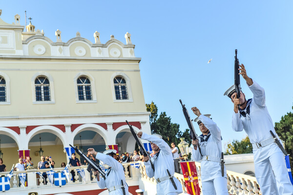 Οι πιστοί προσκύνησαν και φέτος στην Τήνο