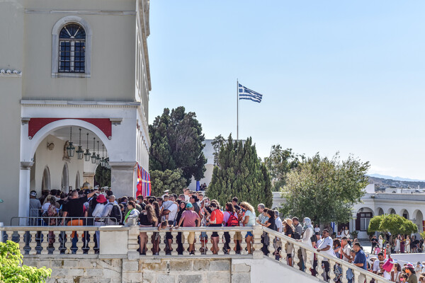Οι πιστοί προσκύνησαν και φέτος στην Τήνο