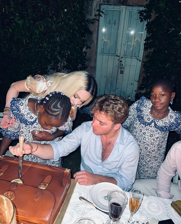 Ο Ρόκο έγινε 22 και η Μαντόνα γιορτάζει οικογενειακά γενέθλια στη Σικελία: «Από έναν Λέων στον άλλο!»