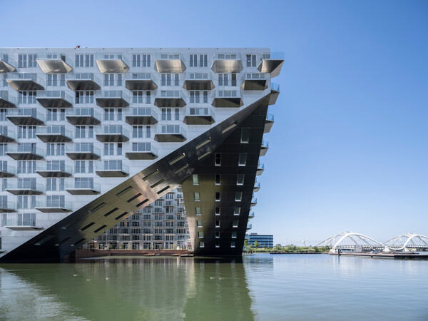 «Sluishuis»: Ένα συγκρότημα κατοικιών πάνω στο νερό, σε λίμνη του Άμστερνταμ 