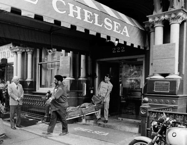 Chelsea Hotel: Με αφορμή ένα ντοκιμαντέρ που προβάλλεται αυτήν τη στιγμή αναπολούμε την ιστορία του πιο εμβληματικού ξενοδοχείου της Νέας Υόρκης