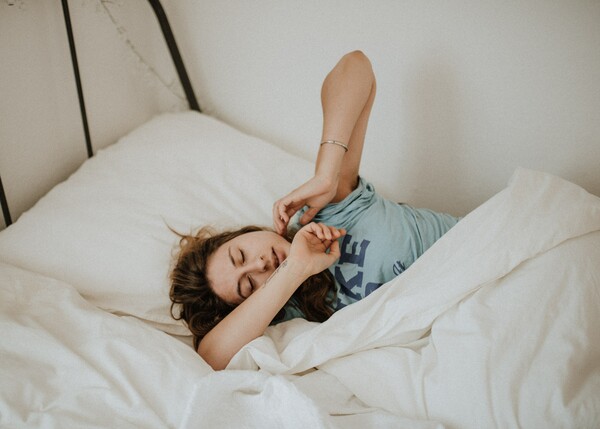 Κοιμάστε αρκετά, ξυπνάτε κουρασμένοι: 8 λόγοι που μπορεί να συμβαίνει αυτό & πώς να το διορθώσετε