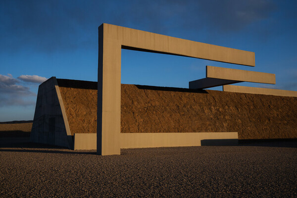 City: Ήταν ένα μυστήριο στην έρημο για 50 χρόνια- Τώρα, το τεράστιο γλυπτό του Michael Heizer, ανοίγει για το κοινό