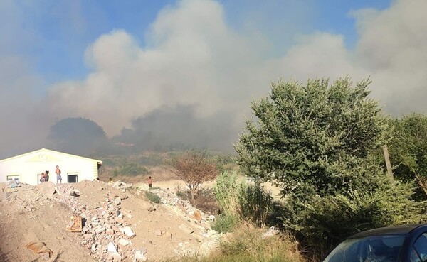 Μαίνεται η φωτιά στα Βασιλικά Κέρκυρας - Εντολή εκκένωσης οικισμού από το 112