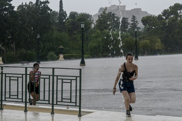 Κακοκαιρία- Αττική: Έκλεισαν δρόμοι, έπεσαν δέντρα- Επιδείνωση αύριο και μεθαύριο