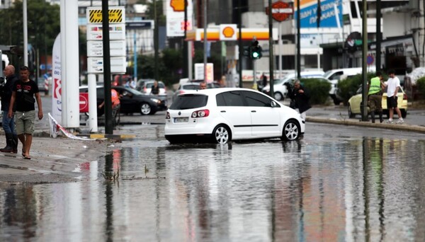 Κακοκαιρία- Αττική: Έκλεισαν δρόμοι, έπεσαν δέντρα- Επιδείνωση αύριο και μεθαύριο