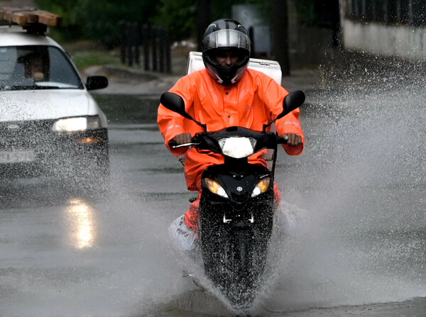 Κακοκαιρία- Αττική: Έκλεισαν δρόμοι, έπεσαν δέντρα- Επιδείνωση αύριο και μεθαύριο