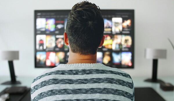 Αυξημένος κίνδυνος άνοιας για όσους βλέπουν πολλή τηλεόραση, πιο ασφαλές το «σκρολάρισμα» στον υπολογιστή