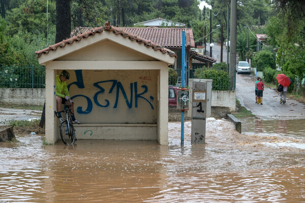 Εικόνες από τη νεροποντή στην Αττική