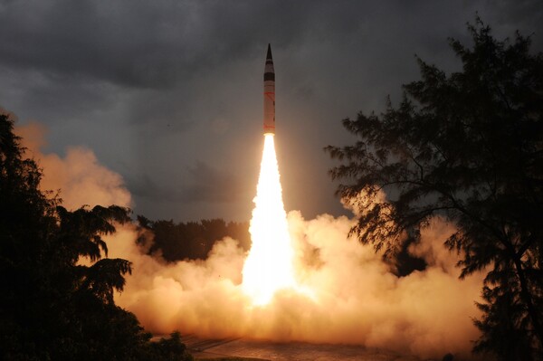 Η Ινδία απέλυσε τρεις αξιωματικούς για «κατά λάθος εκτόξευση πυραύλου» που έπεσε στο Πακιστάν