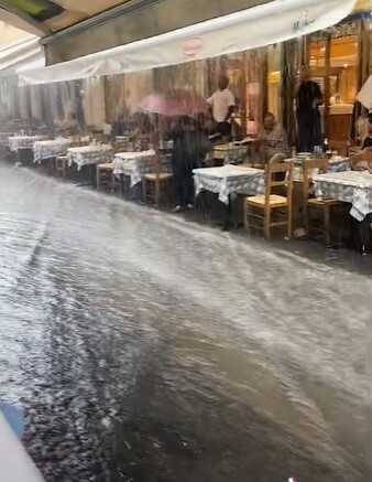 «Ποτάμια» τα στενά στο Μοναστηράκι κατά τη χθεσινή καταιγίδα - Το βίντεο τουρίστριας