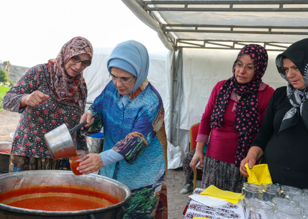 Η Εμινέ Ερντογάν μάζεψε ντομάτες μαζί με αγρότισσες