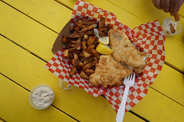 Αντιμέτωπα με «αφανισμό» τα καταστήματα «fish and chip» εν μέσω κρίσης του κόστους ζωής